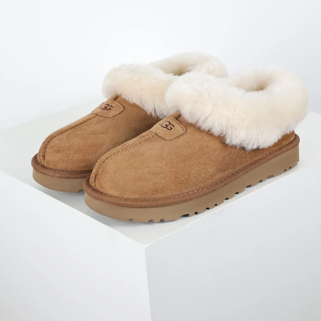 Pick up locally 💰520 The core recommendation is good price UGG Tazite slip-on lazy slippers series Maroon Xiaohongshu hot model Henan Longfeng leather production Sheepskin integrated top quality in the market 2-3 cm cashmere insole to keep warm in winter and suitable for home use UUG has launched a style series in the new year, which is partially geared towards the preferences of young consumers and has also moved to the forefront of fashion trends. Shoe body material Water-repellent coated suede upper 17mm UGGPURE™ implanted wool insole Lightweight non-slip comfortable rubber outsole With brand LOGO Trademark Comes with full packaging Size: 35 36 37 38 39 40